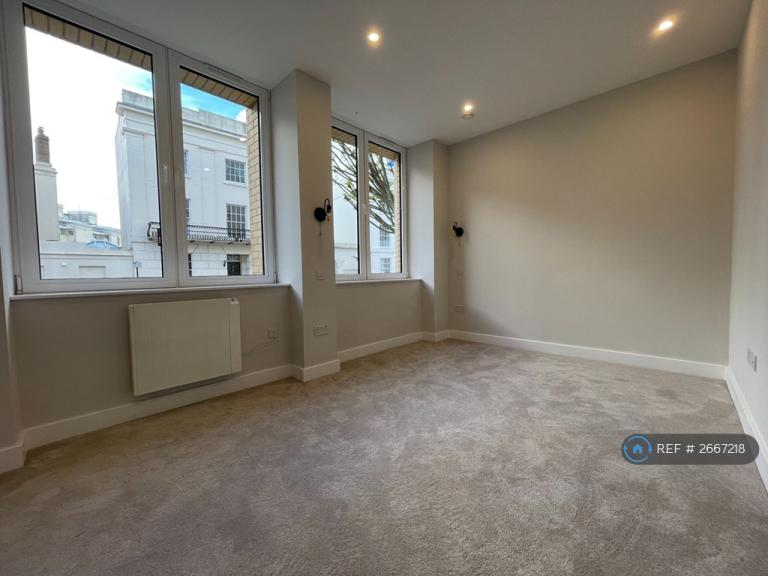 2 bedroom flat in Carlton Crescent, Southampton, SO15 (2 bed) (#2667218)