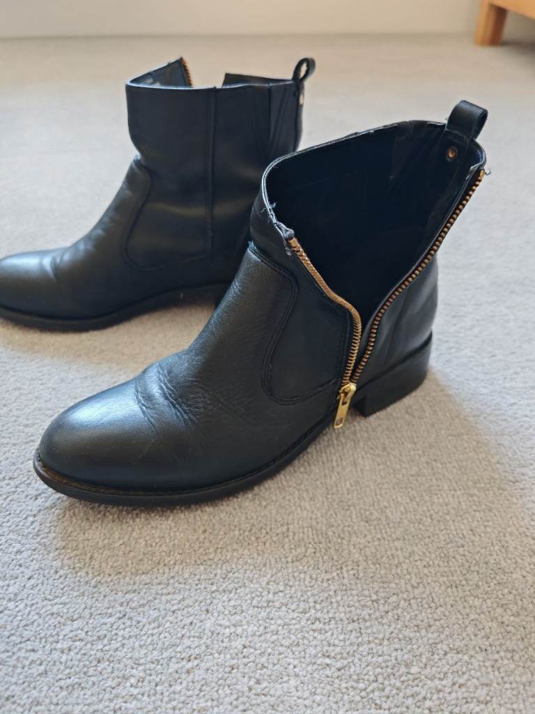 Isola Zip up Boots Size 5½