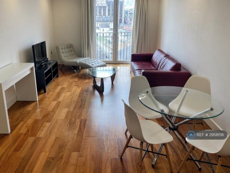 2 bedroom flat in The Hayes, Cardiff, CF10 (2 bed) (#2958156)