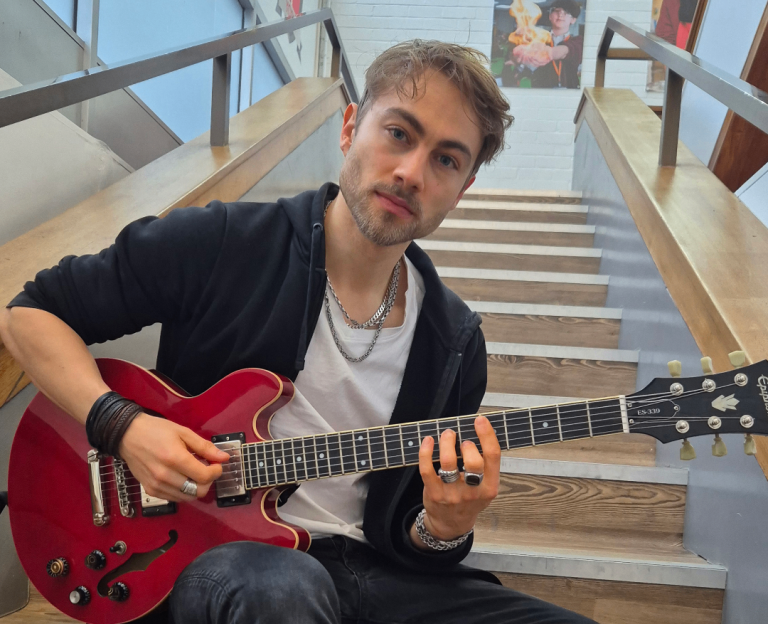 Guitar & Vocal lessons: Professional teacher in pop and rock (£50/session)