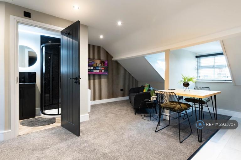 1 bedroom flat in Albemarle Crescent, Scarborough, YO11 (1 bed) (#2933707)