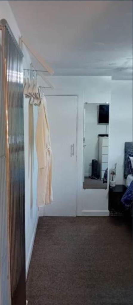 Spacious double room with balcony good bus connection 