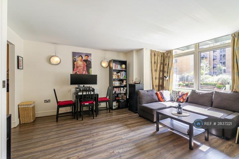 1 bedroom flat in Lowry House, London, E14 (1 bed) (#2837221)