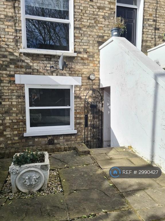 2 bedroom flat in Hornsey Road, London, N19 (2 bed) (#2990427)