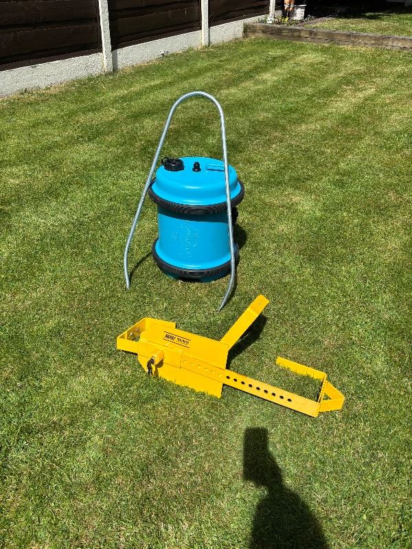 Caravan Aquaroll and wheel lock