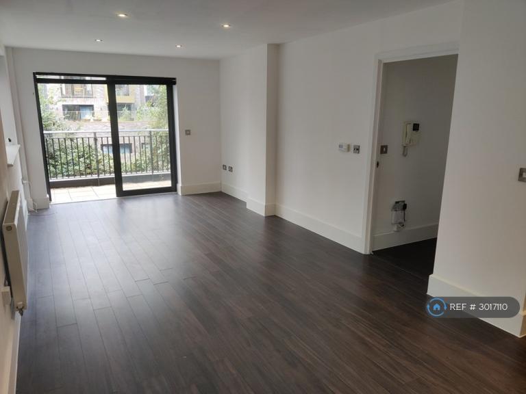 2 bedroom flat in Newton Court, London, E3 (2 bed) (#3017110)