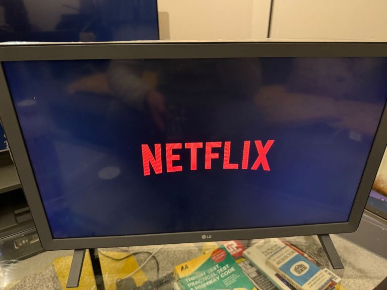 LG 24-inch Full HD TV/Monitor – Excellent Condition, Perfect for Bedroom or Gaming