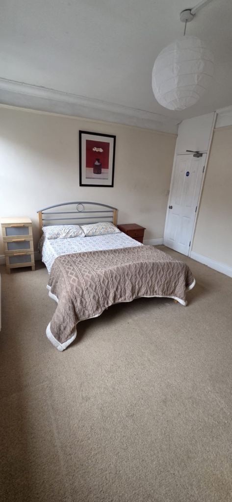 Large double room available in shared house