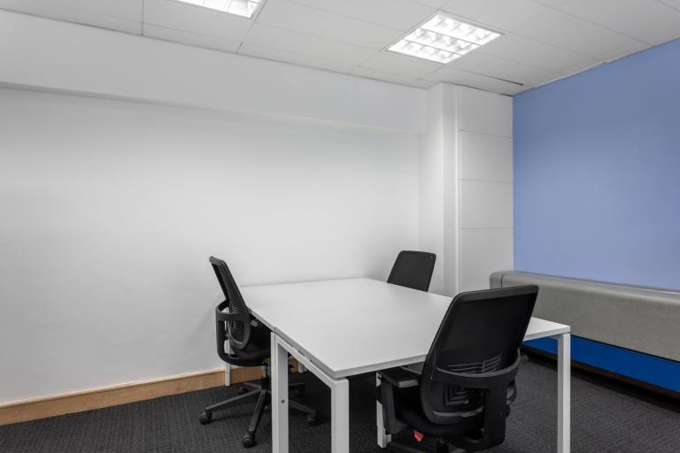 Potters Bar - EN6 5BS \ Large Office for Rent Customisable for 10 Desks
