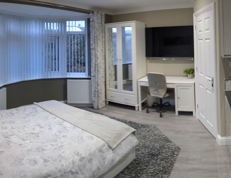 MONDAY TO FRIDAY let for a Single, Professional in our Self Contained Studio within house.