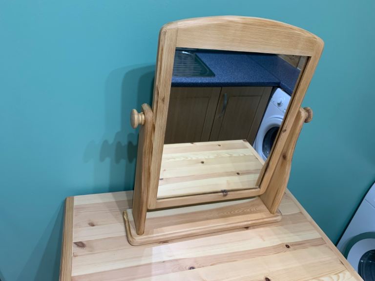 Freestanding pivot mirror 
