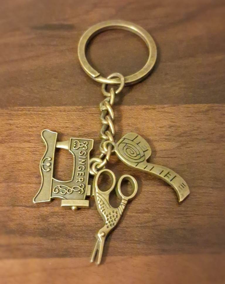 Singer Sewing Machine & Tailor Charms Keychain – Bronze