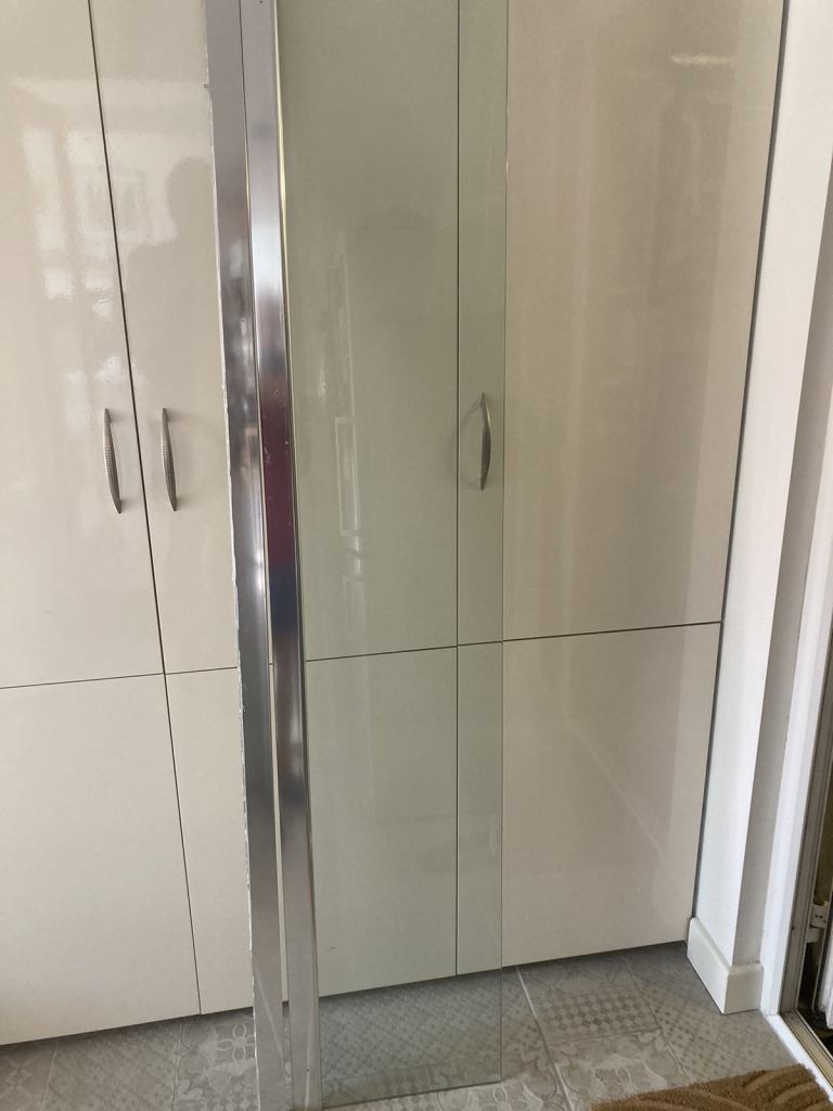 Flipper Glass shower screen