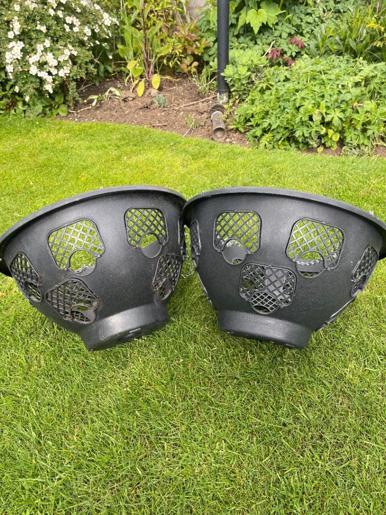 2 hanging baskets 
