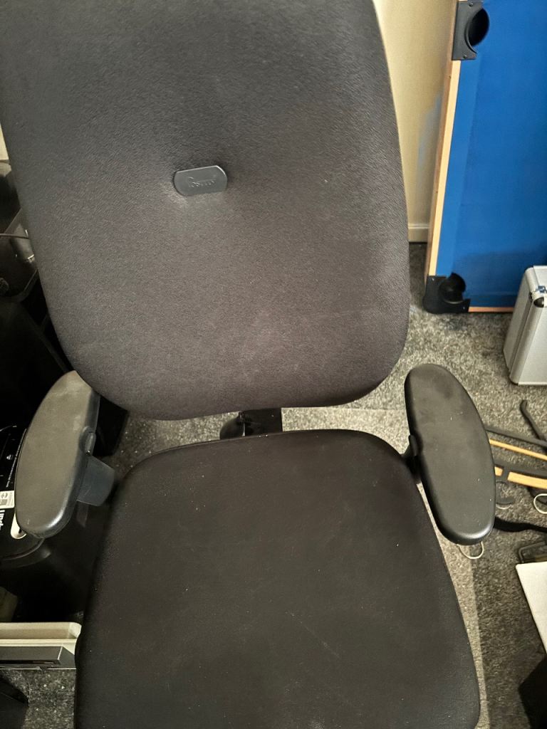 Posturite professional office chair with swivel
