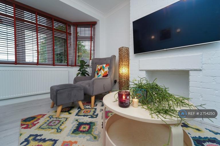 3 bedroom house in Brampton Gardens, Hersham, Walton-On-Thames, KT12 (3 bed) (#2754250)