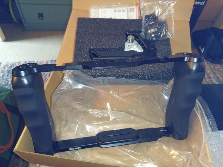 Neewer universal camera cage with dual handles 