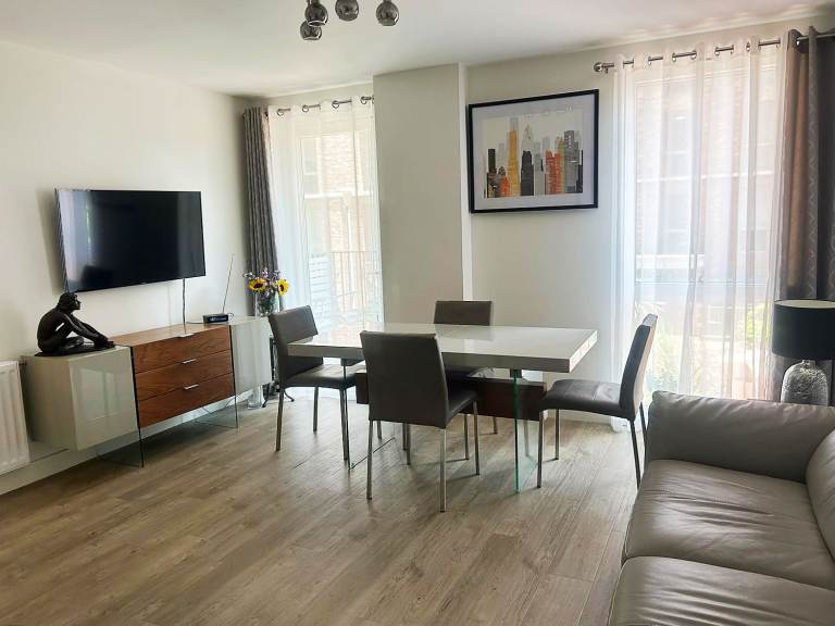 MODERN 1-BEDROOM FLAT to rent in HARROW ON THE HILL - £1700 pcm