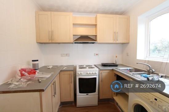 2 bedroom flat in Pittman Gardens, Ilford, IG1 (2 bed) (#2692674)