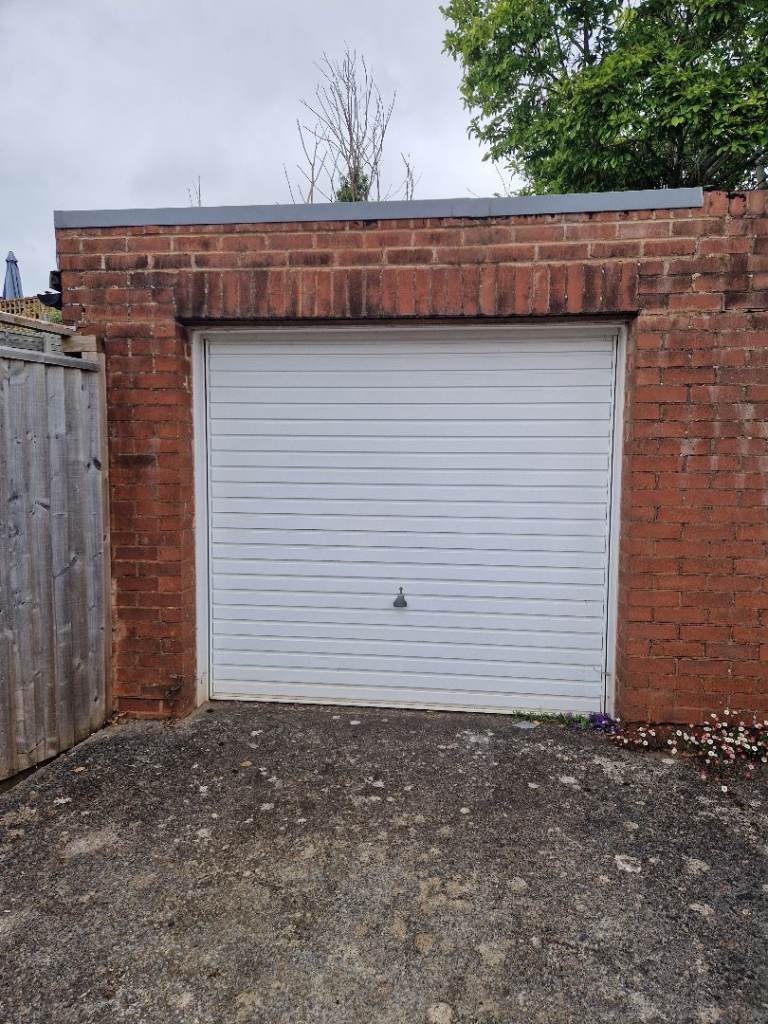 Single garage for rent in Exeter