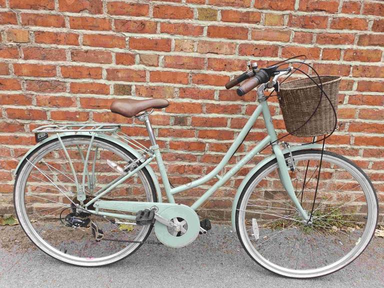 Kingston Hampton Ladies Classic Traditional Heritage Bicycle in good condition with front basket