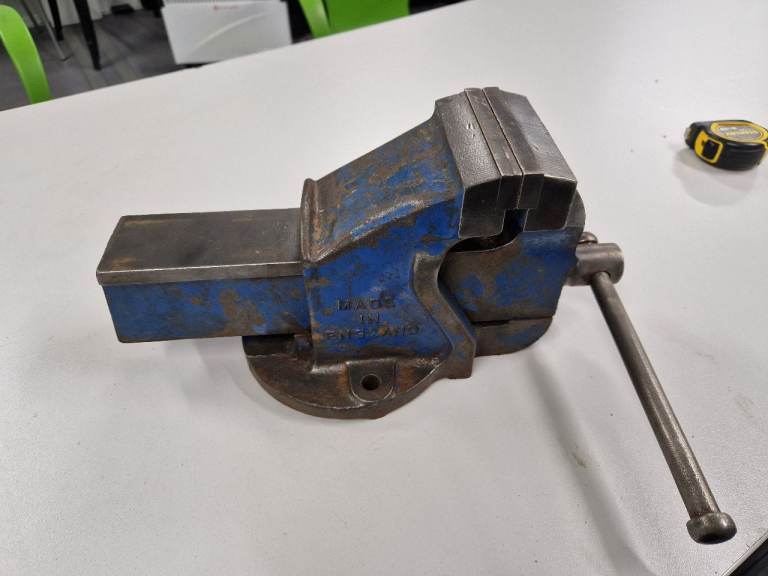 Record No 2 vice. Made in England. Jaw width 9 cm. Max. jaw opening 10 cm. Weight 10 kg.