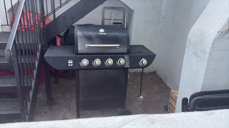 ASAP SALEBlack Gas Barbecue Grill – Good Condition, Ready for Summer