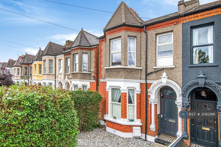 2 bedroom flat in Streatham, London, SW16 (2 bed) (#3062916)
