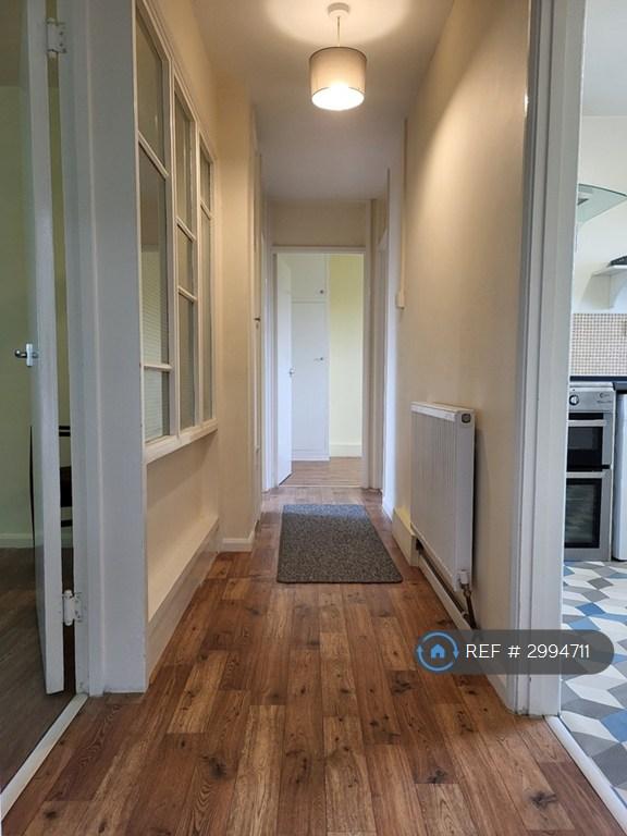 2 bedroom flat in New Barn Avenue, Cheltenham, GL52 (2 bed) (#2994711)