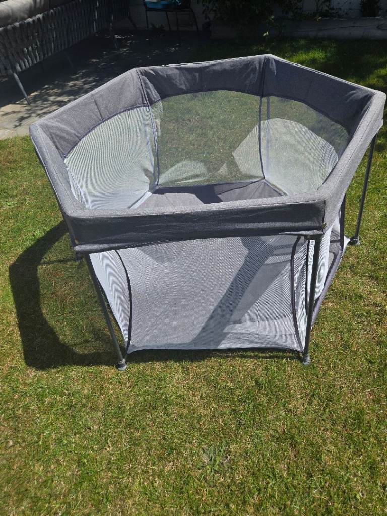 Ickle bubba play pen