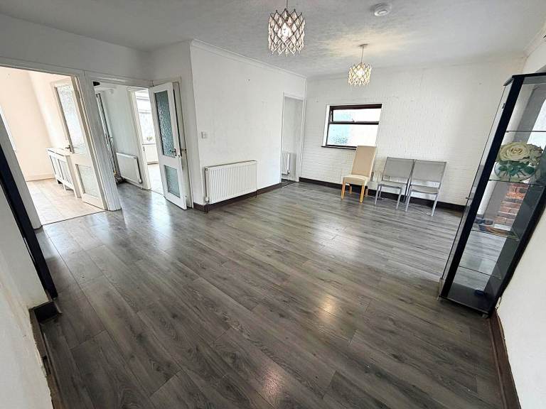 Good condition spacious 3 bedrooms Detached Bungalow near Rainham Station