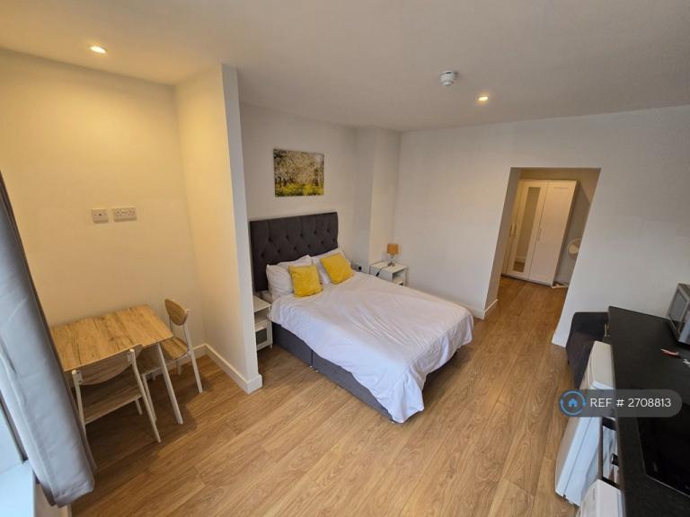 Studio flat in Trinity Point, Stoke-On-Trent, ST1 (#2708813)