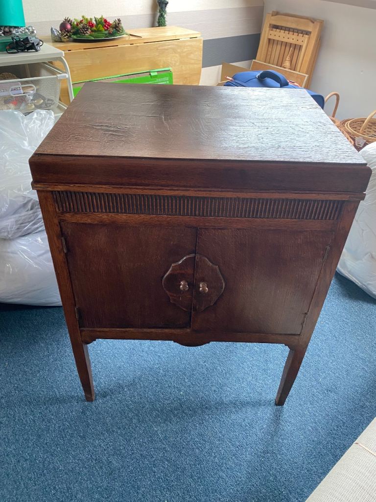 Old wind up record player