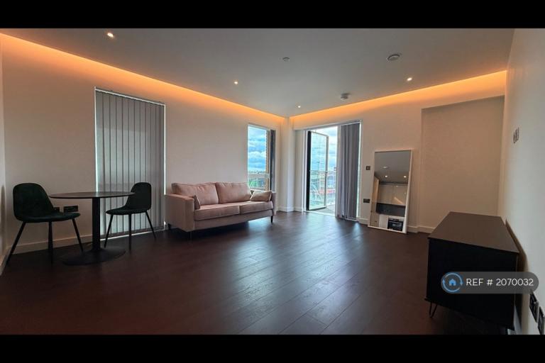 1 bedroom flat in Lanchester Way, London, SW11 (1 bed) (#2070032)