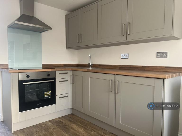 Studio flat in Honeypin Drive, Aylesbury, HP18 (#2989032)