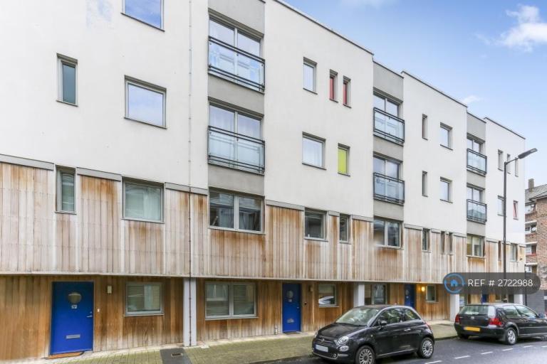 3 bedroom flat in Chambers Street, London, SE16 (3 bed) (#2722988)