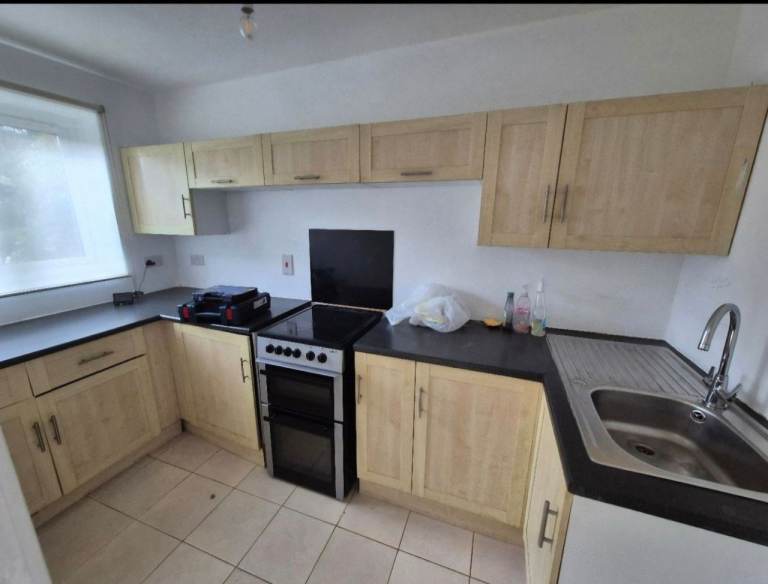 Kitchen base and wall units