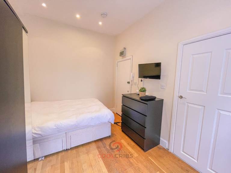  Newly refurbished studio flat on a quiet street, Westbourne Grove Terrace, Bayswater,W2.-Ref: 370