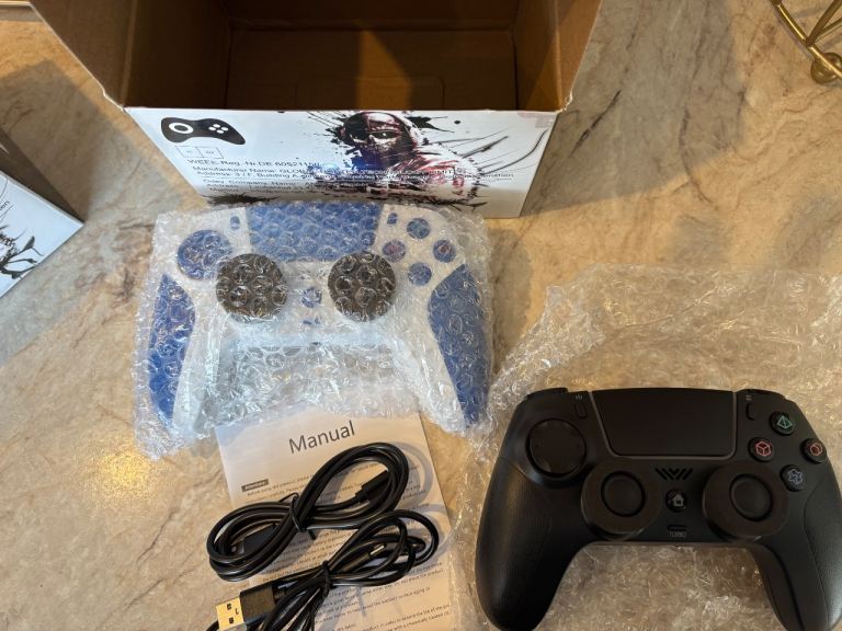 Two PC/playstation/CONSOLE controllers 1,black,1,white.