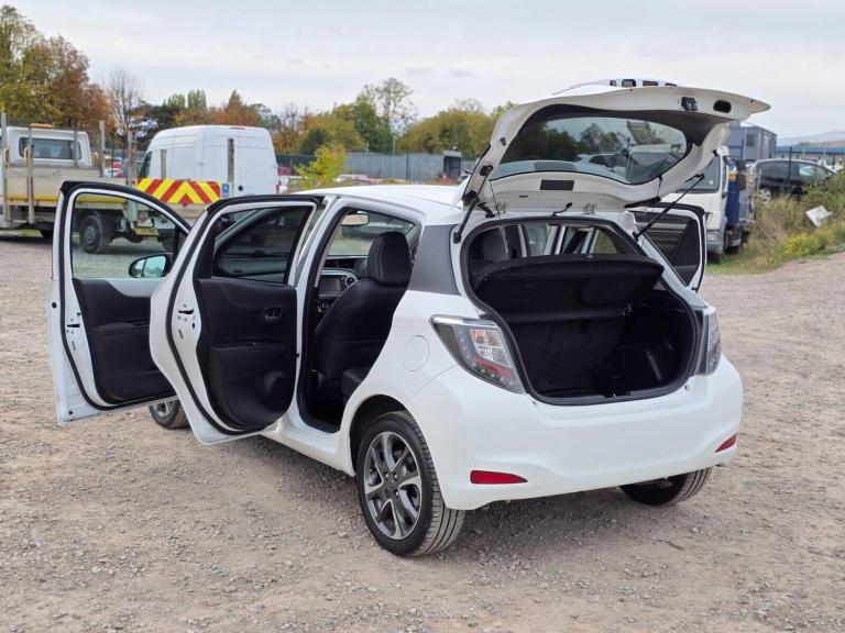 2014 Toyota Yaris 1.5 VVT-h Trend Hatchback 5dr Petrol Hybrid CVT Euro 5 (101 ps) Hatchback Hybri...