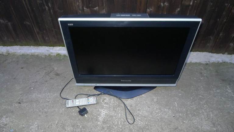 Panasonic Viera 26" LCD television TX 26LXD70 tv & remote control