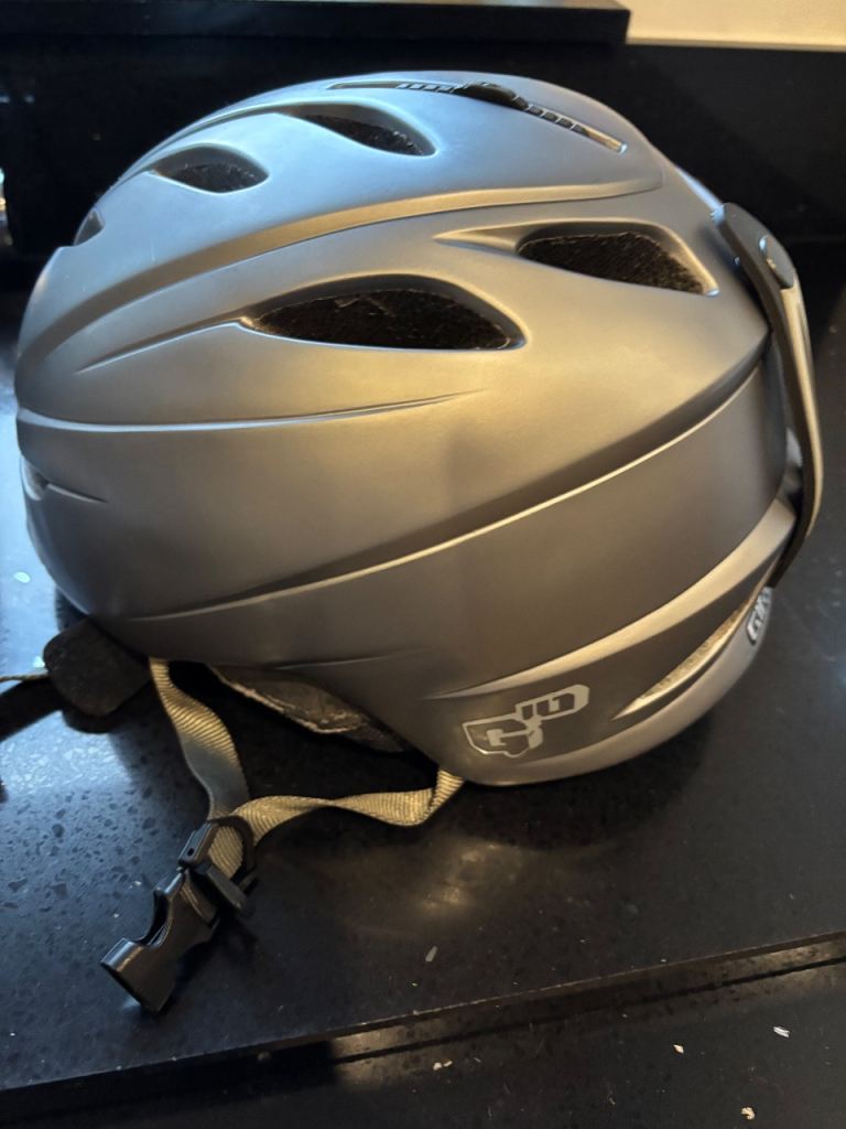 Giro G10 ski helmet size medium 