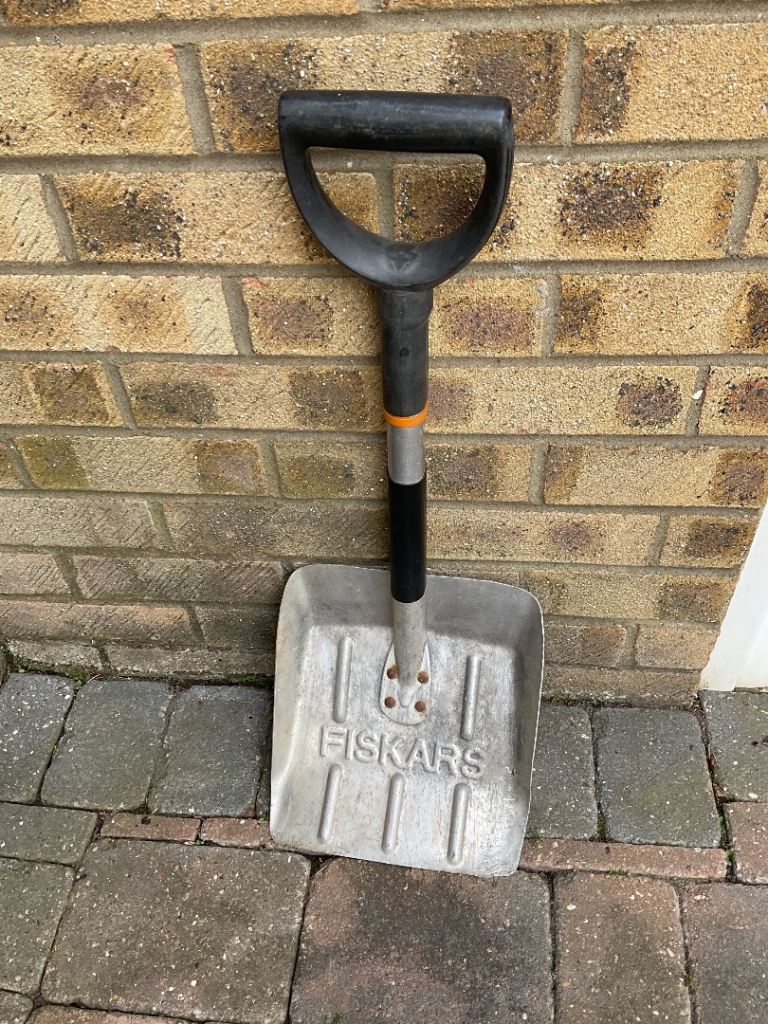 FISKARS SMALL SHOVEL (SNOW SHOVEL IN CAR?, CLEARING UP AFTER ANIMALS?)