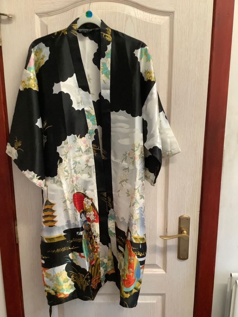 Japanese style Kimono Robe/ Beach Cover Up - U.K. 12/14 like new/never worn.