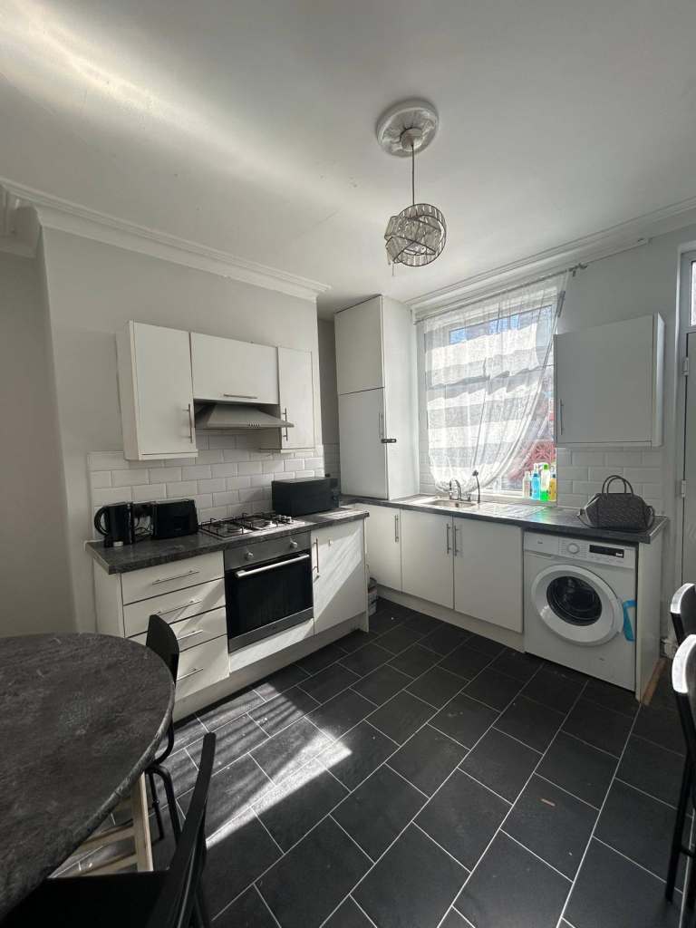 26 Longroyd Grove, Leeds, LS11 5HQ, United Kingdom