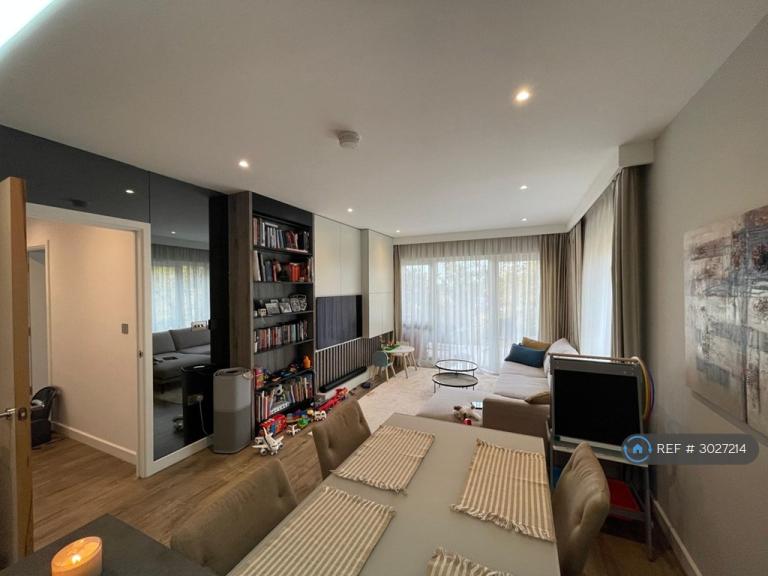 2 bedroom flat in Buttercup Apartments, London, NW7 (2 bed) (#3027214)
