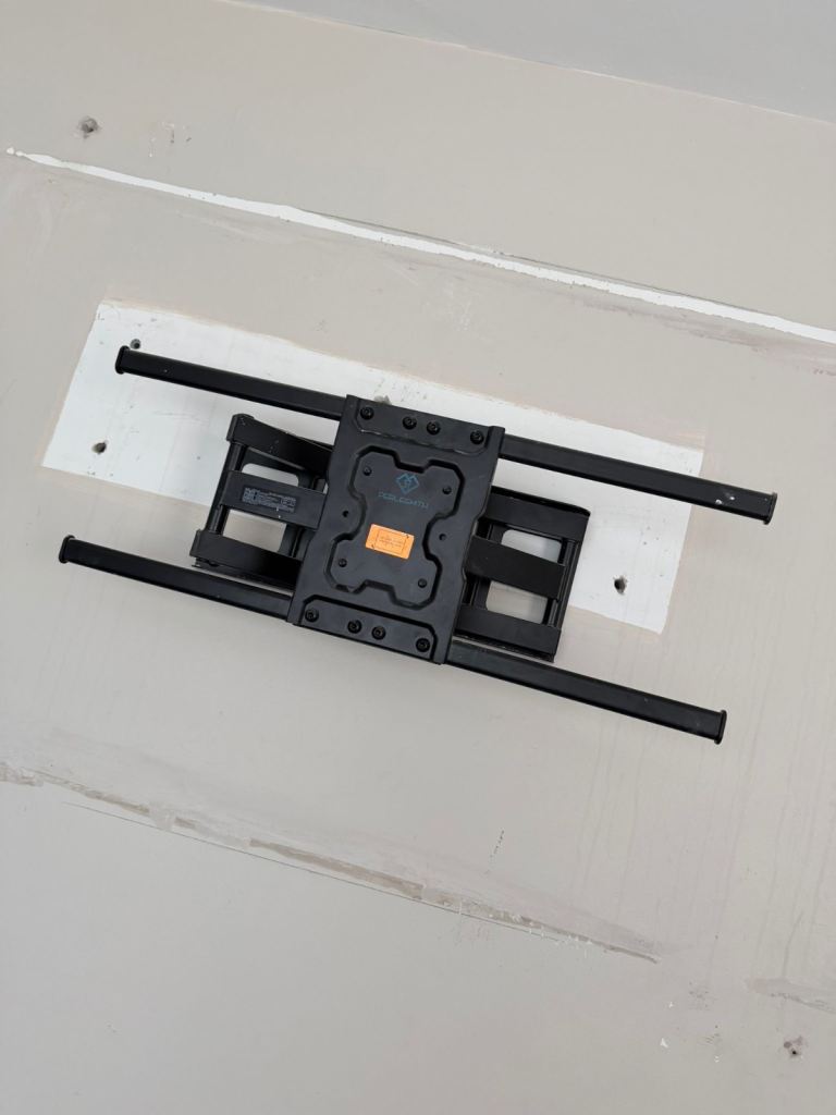 Tv pull out wall bracket great condition 