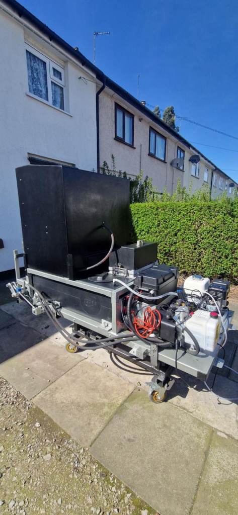 Wheelie bin cleaning machine