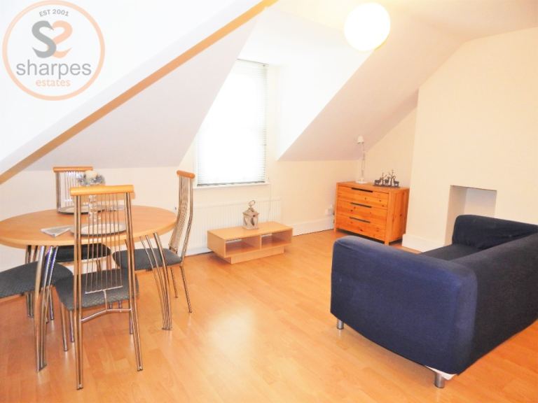 2 bedroom flat in Merton Road, Wimbledon, London