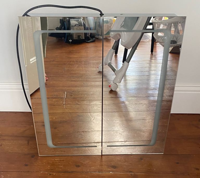 Bathroom mirror cabinet 600x600